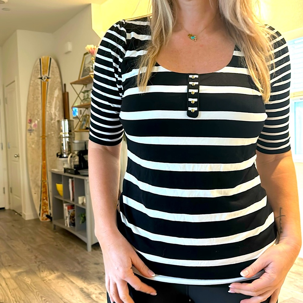 Adorable shirt! Can be worn 2 different ways